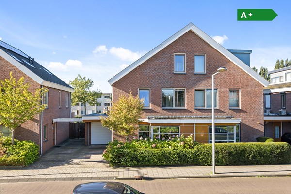 Ruime twee-onder-één kapwoning met vier slaapkamers, grote tuin, garage en meer..